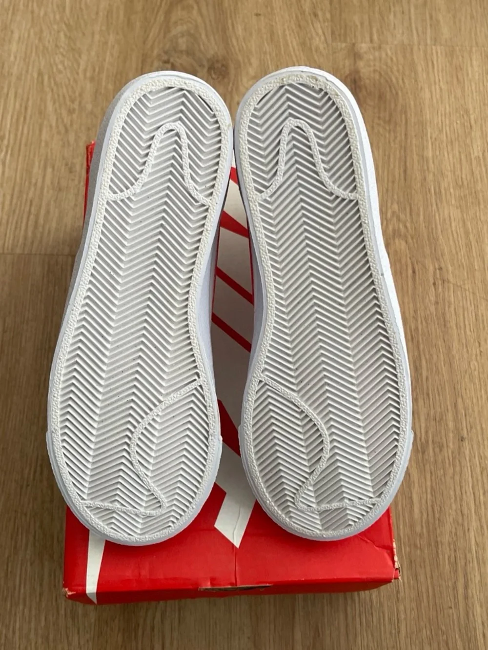 Nike Women's Mid-Top Sneakers White/Red Swoosh